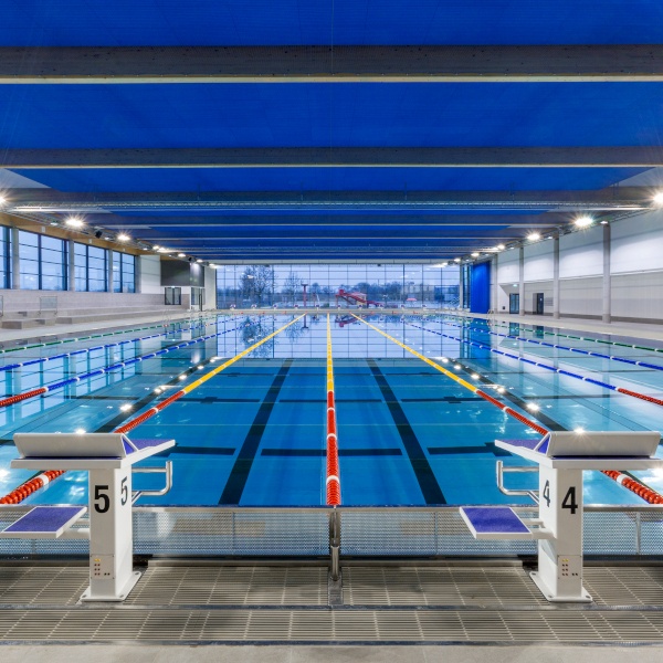 50-Meter-Becken im Rheinbad mit zwei Startblöcken.